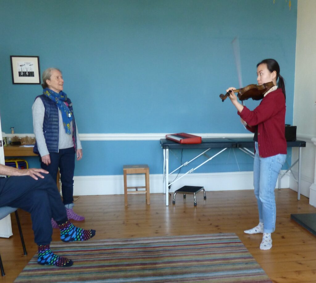 Alexander trainer, Sarah Bonner-Morgan teaching visiting professional violinist